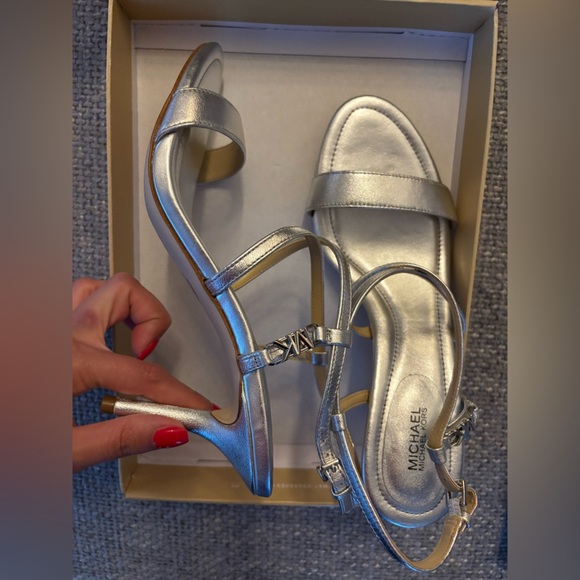 Michael Kors Metallic Silver Leather Sandals – Size 9 – Brand New - Picture 5 of 11